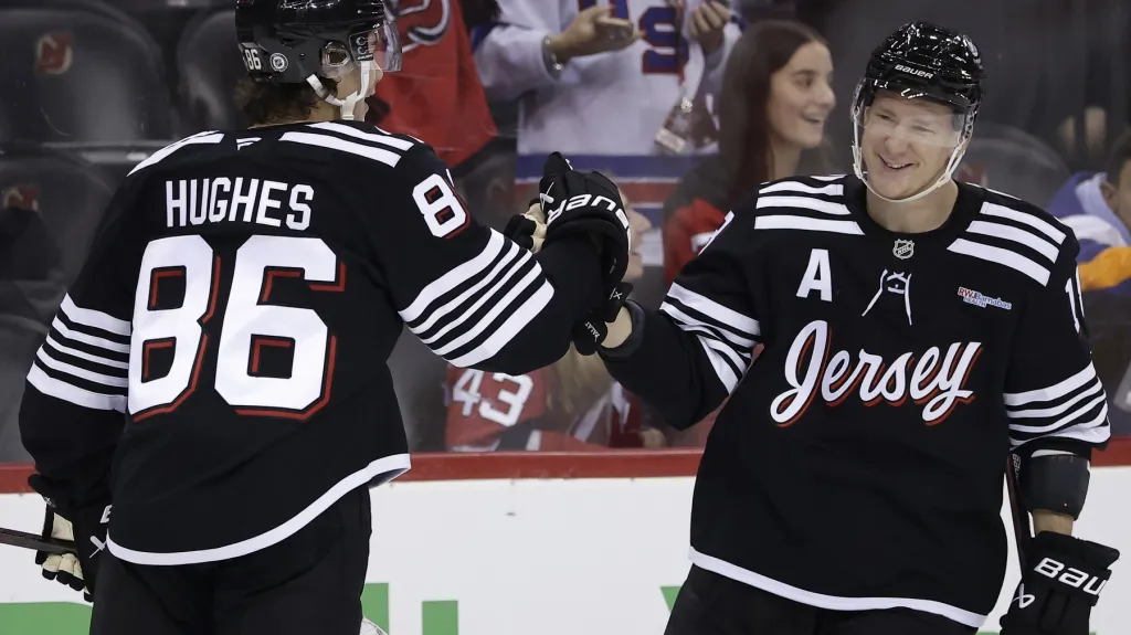 Ondřej Palát slaví gól s Jackem Hughesem