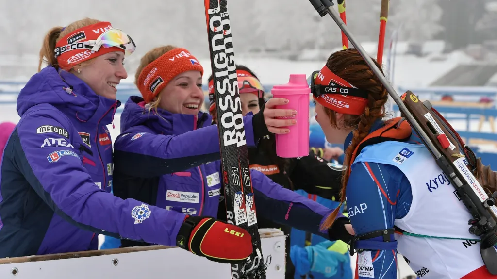 Anna Tkadlecová (vlevo)