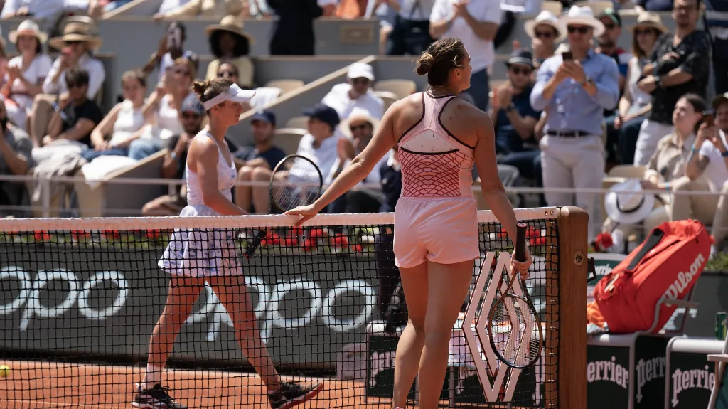 Běloruska Aryna Sabalenková marně čeká u sítě na Ukrajinku Elinu Svitolinovou