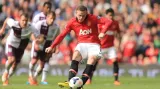 Wayne Rooney z Manchesteru United kope penaltu v duelu s Aston Villou