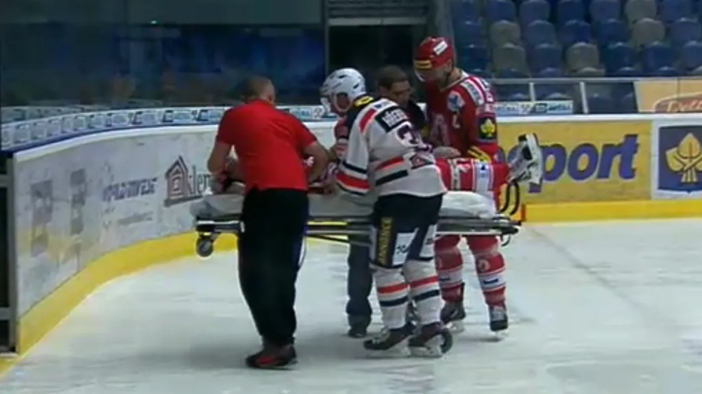 Nešťastné zranění Lukáše Zíba v zápase Chomutov - Třinec