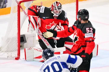 Kanadský brankář Sam Montembeault v zákroku proti Teemu Hartikainenovi