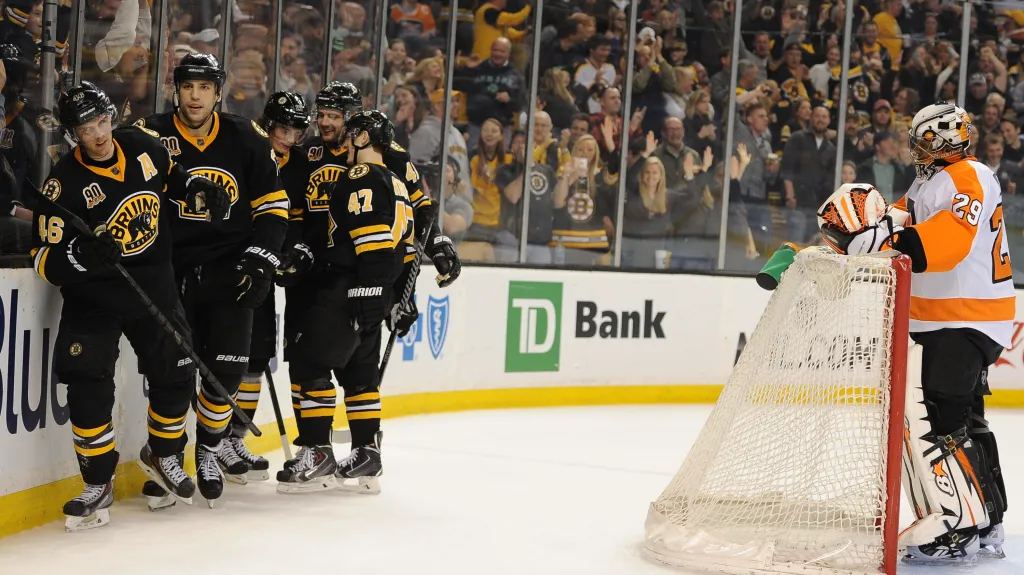 David Krejčí z Bostonu slaví branku se svými spoluhráči v zápase proti Philadelphii
