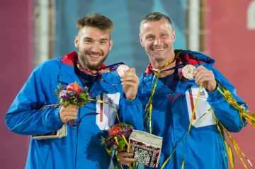 Plážoví volejbalisté Jan Hadrava (vlevo) a Přemysl Kubala s bronzem z Evropských her