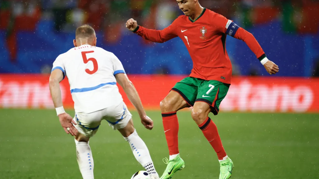 Vladimír Coufal brání Cristiana Ronalda