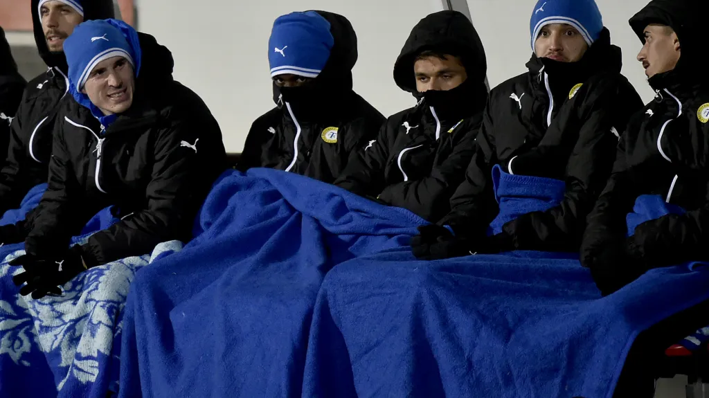 Tepličtí fotbalisté na lavičce v mrazivém zápase s Baníkem