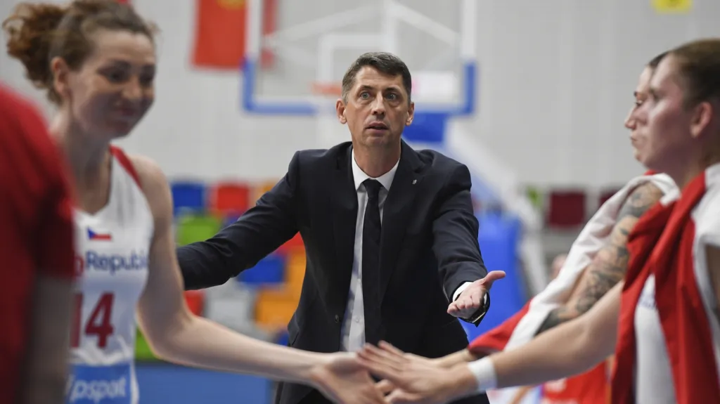 Trenér basketbalistek Štefan Svitek