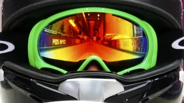 Odraz bobové dráhy v brýlích kanadské pilotky Jennifer Ciochettiové