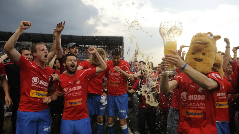 Fotbalisté Viktorie Plzeň slaví zisk mistrovského titulu