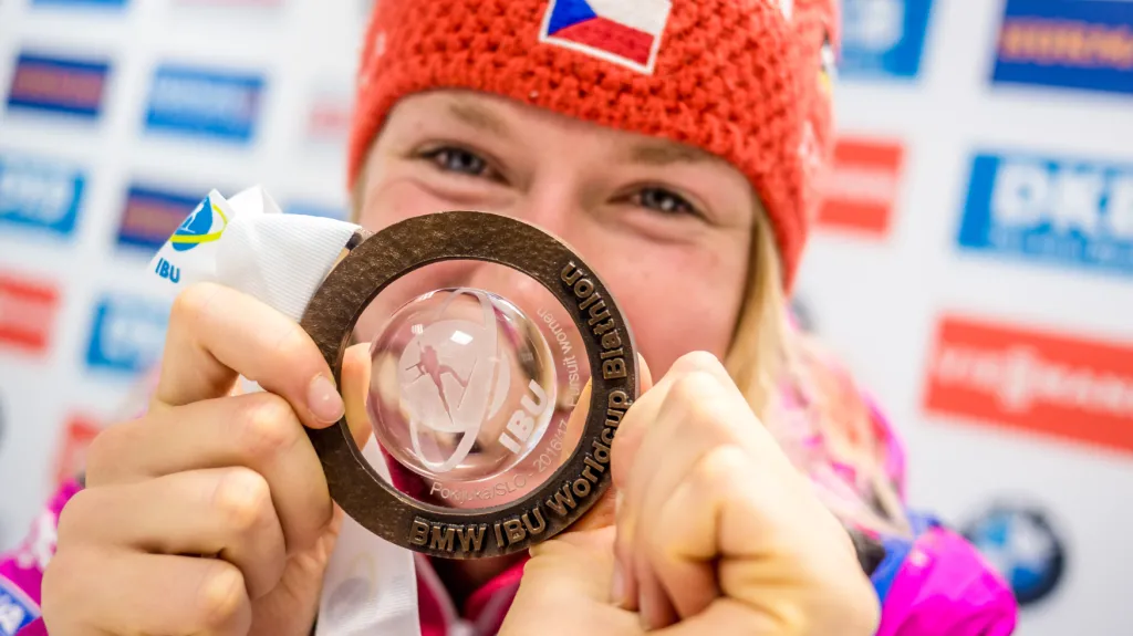 Šťastná Eva Puskarčíková s bronzovou medailí