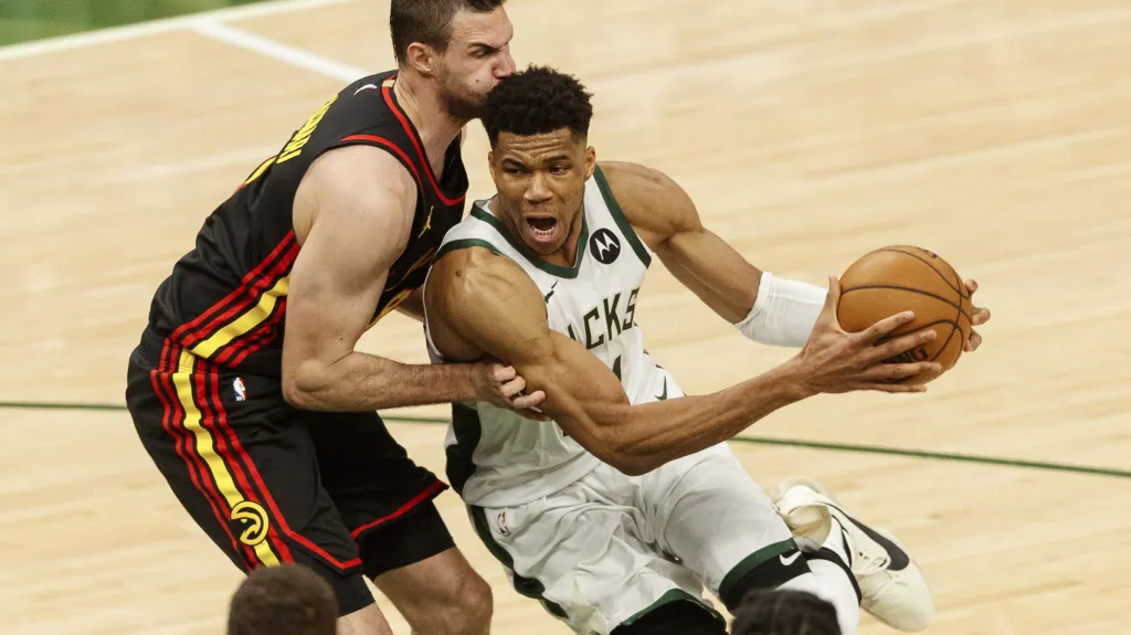 Janis Antetokounmpo z Milwaukee Bucks v akci proti Atlantě Hawks