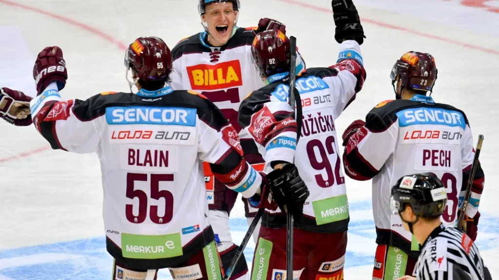 Hokejisté Sparty se radují z branky
