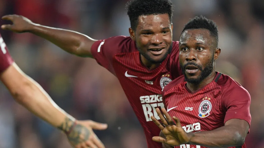 Guélor Kanga se spoluhráči ze Sparty