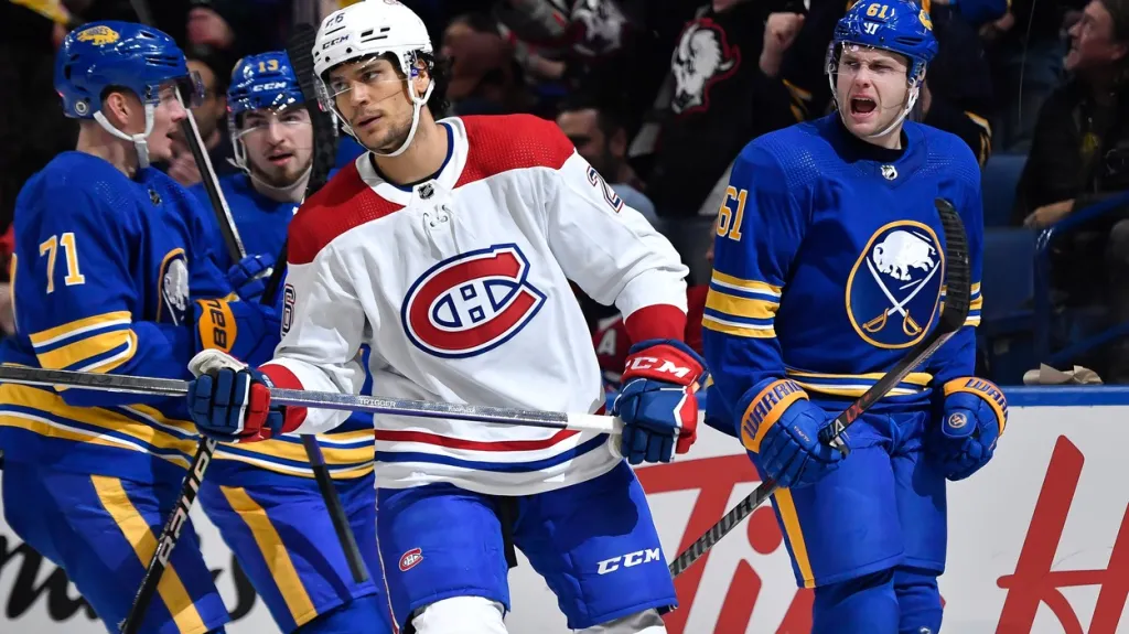 Radost hokejistů Buffala z gólu Riley Stillmana v pozadí s Lukášem Rouskem