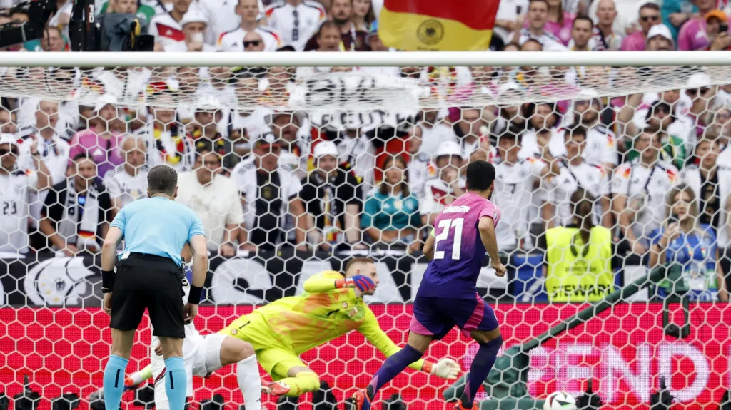 Ilkay Gündogan z Německa střílí gól do maďarské sítě