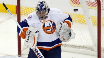 Brankář Jevgenij Nabokov inkasuje