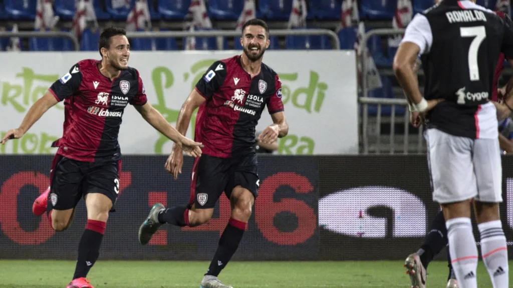 Fotbalisté Cagliari (vlevo) se radují z gólu proti Juventusu
