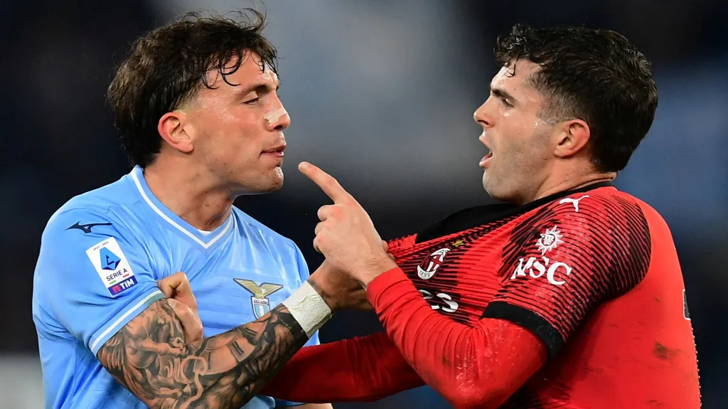 Výměna názorů mezi Lucou Pellegrinim a Christianem Pulisicem v utkání Lazio Řím – AC Milán
