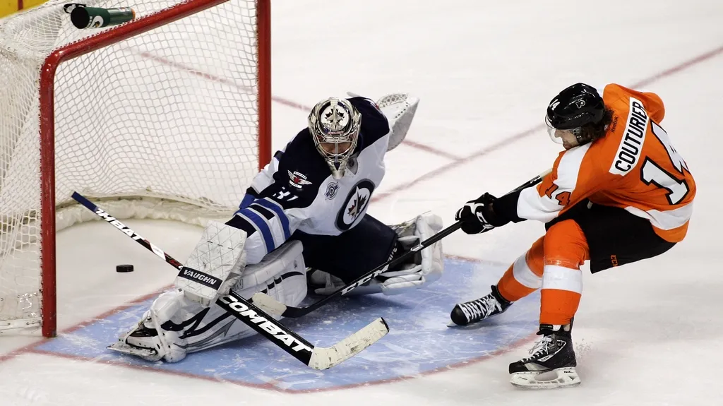 Ondřej Pavelec v utkání s Philadelphií