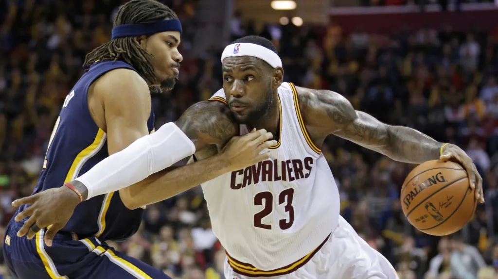Clevelandský LeBron James (vpravo) v souboji s Chrisem Copelandem z Indiany
