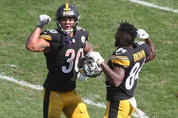 James Conner slaví se spoluhráčem Antoniem Brownem