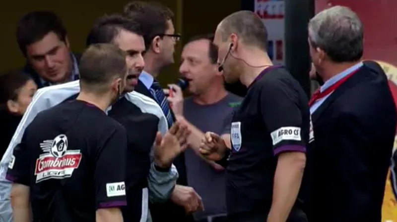 Sudí Zelinka přerušil zápas Slavia - Jablonec