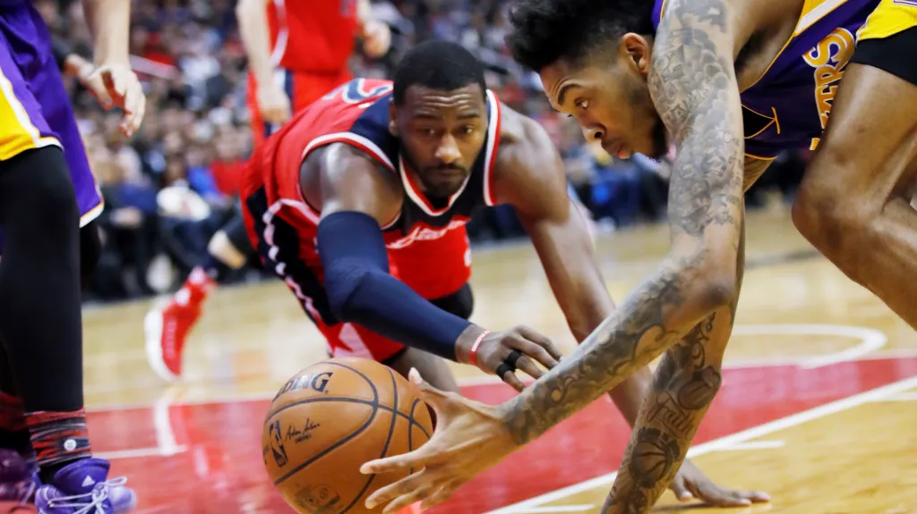 John Wall v souboji o míč s Brandonem Ingramem
