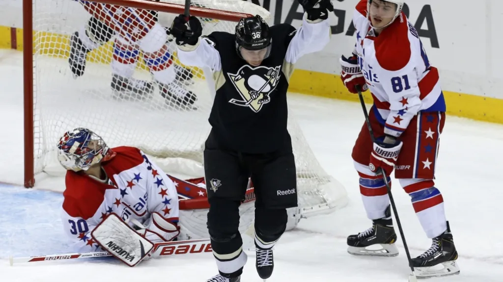 Jussi Jokinen (radující se) překonal Michala Neuvirtha