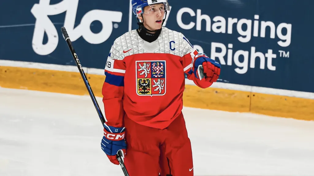 Eduard Šalé slaví gól na MS juniorů