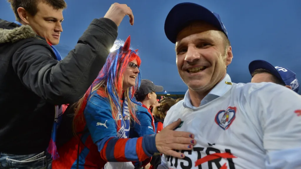 Trenér Plzně Karel Krejčí slaví s fanoušky zisk mistrovského titulu