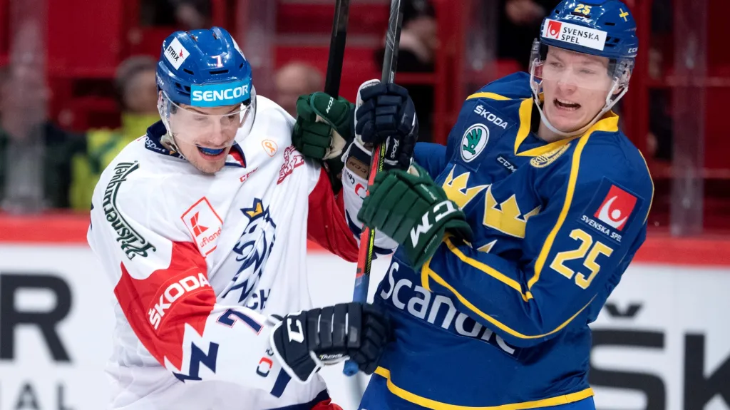 Obránce David Němeček v duelu se Švédy