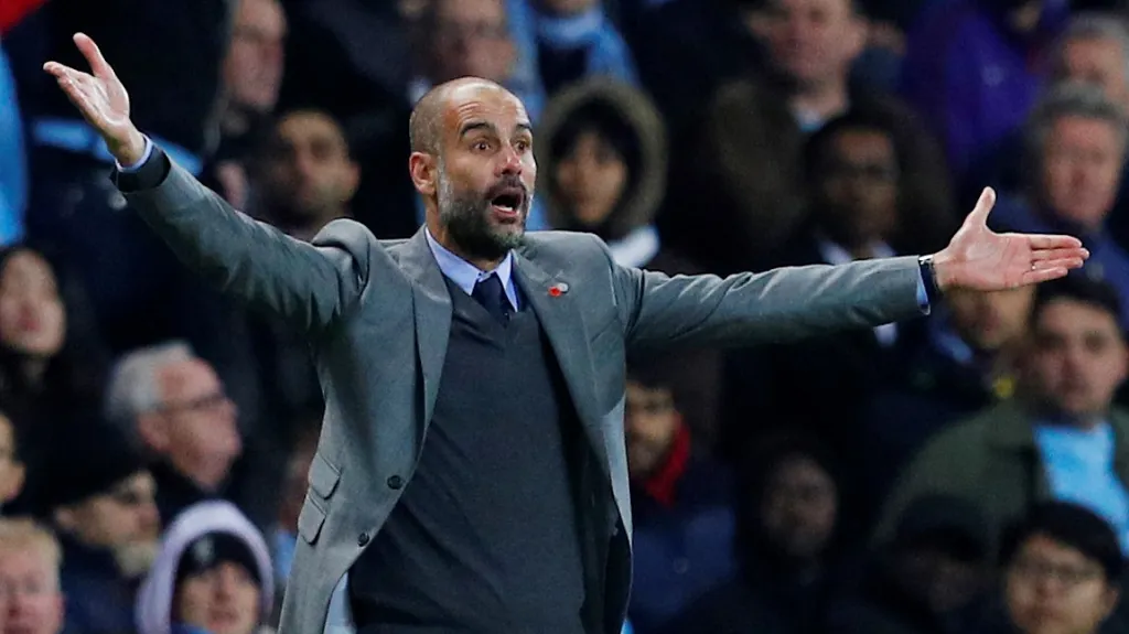 Pep Guardiola během utkání proti Barceloně