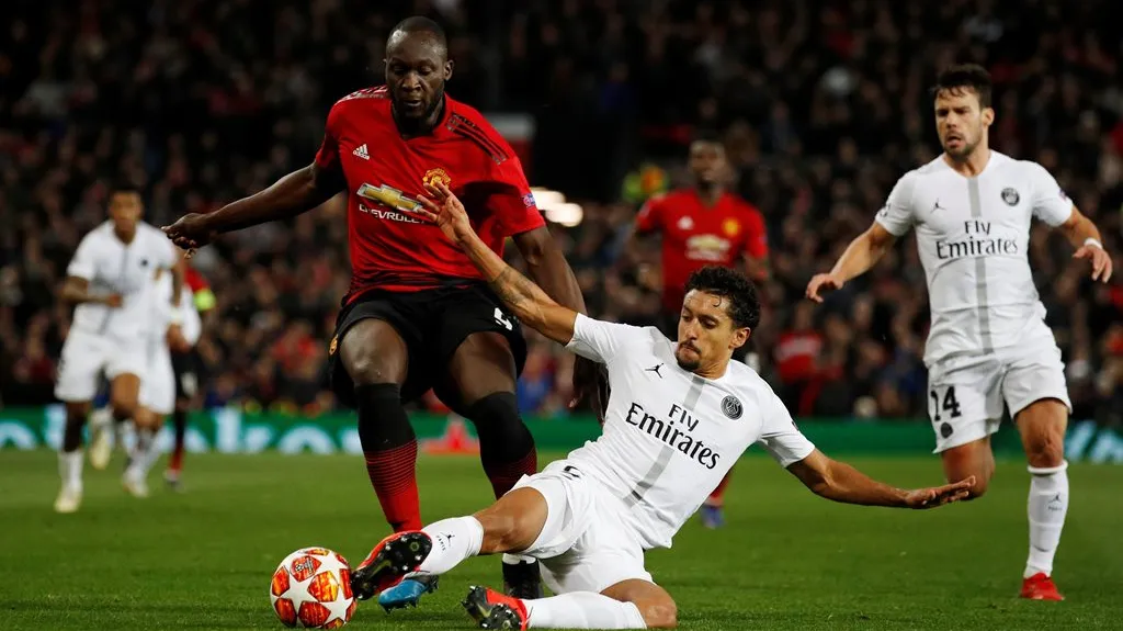 Romelu Lukaku z Manchesteru United v souboji s Marquinhosem z PSG