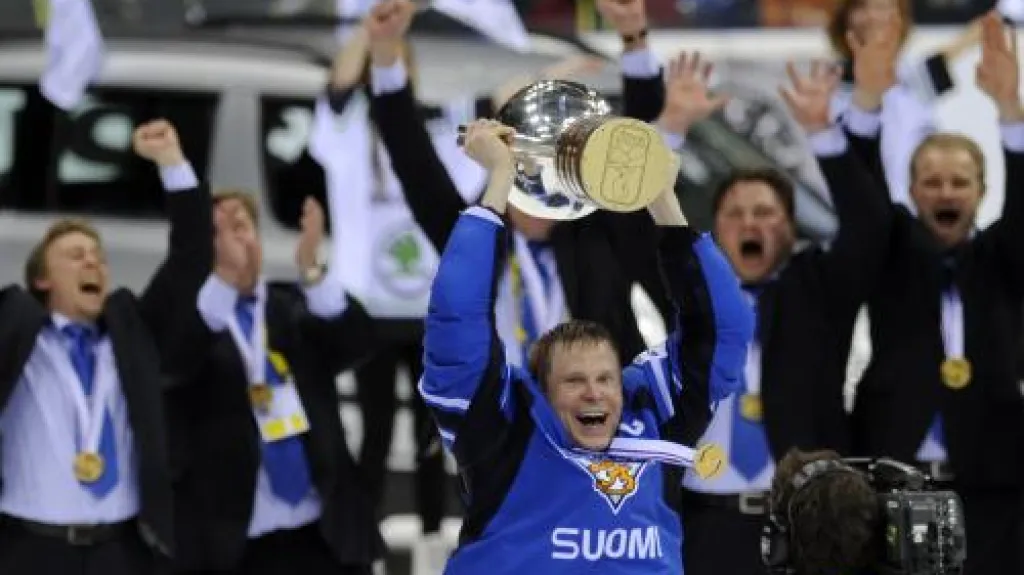 Mikko Koivu s trofejí pro mistry světa