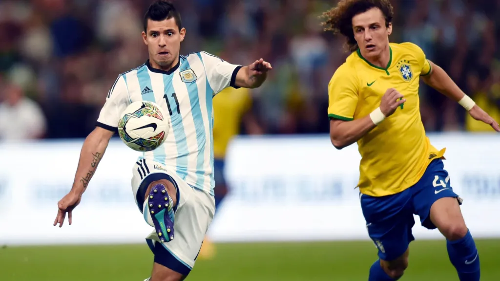 Sergio Agüero z Argentiny v sobuoji o míč s brazilským Davidem Luizem