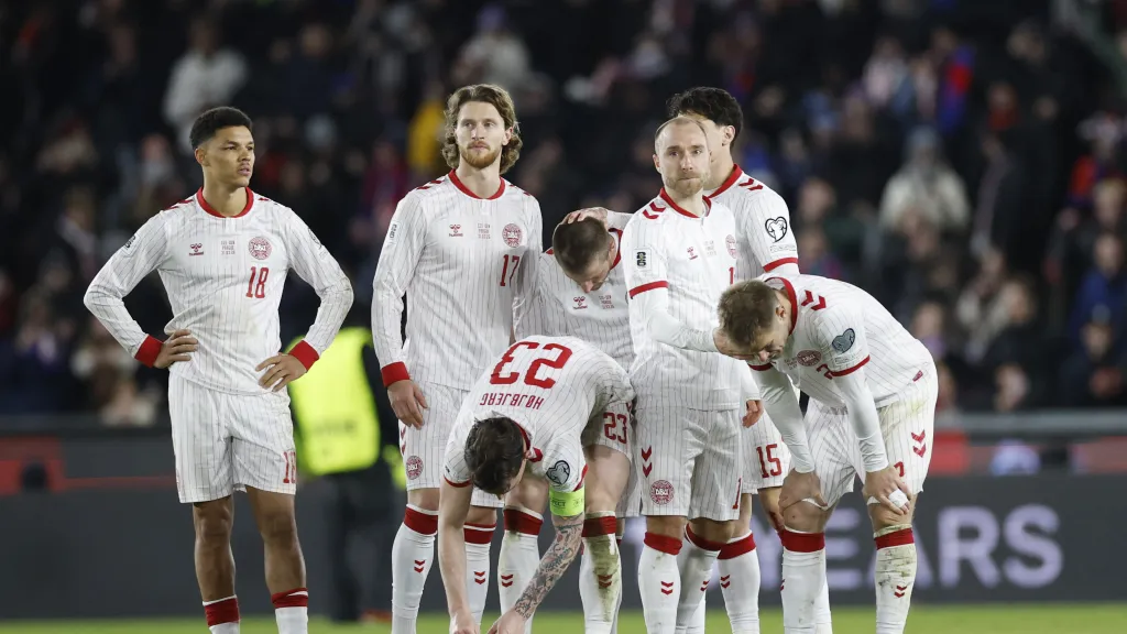 Zklamaní dánští fotbalisté po penaltovém rozstřelu v baráži o postup na MS