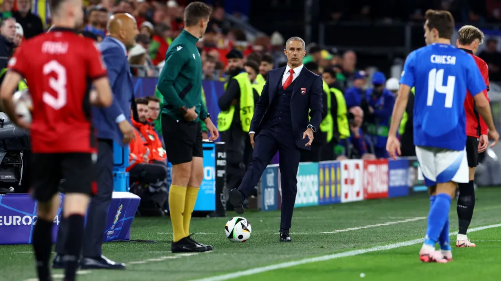 Trenér Albánie Sylvinho v zápase proti Itálii