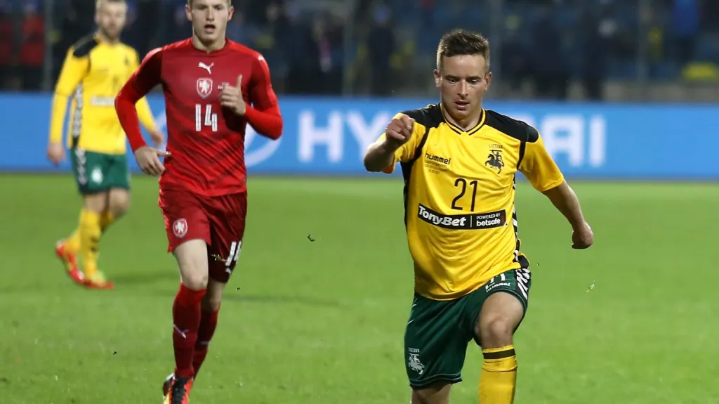 Jakub Jankto (vlevo) v utkání s Litvou