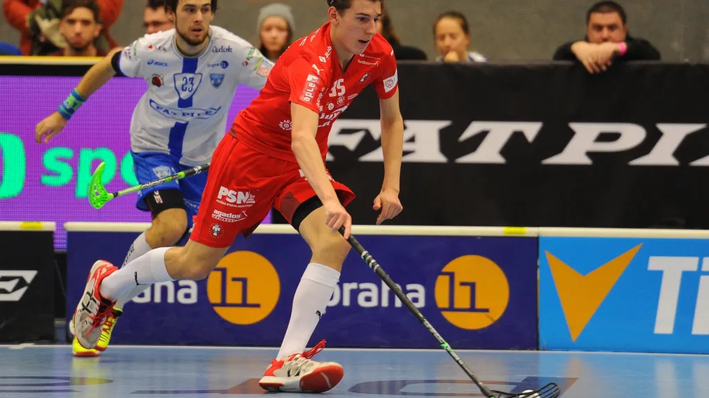 Marek Beneš ze Střešovic (vpravo) v utkání proti Chodovu