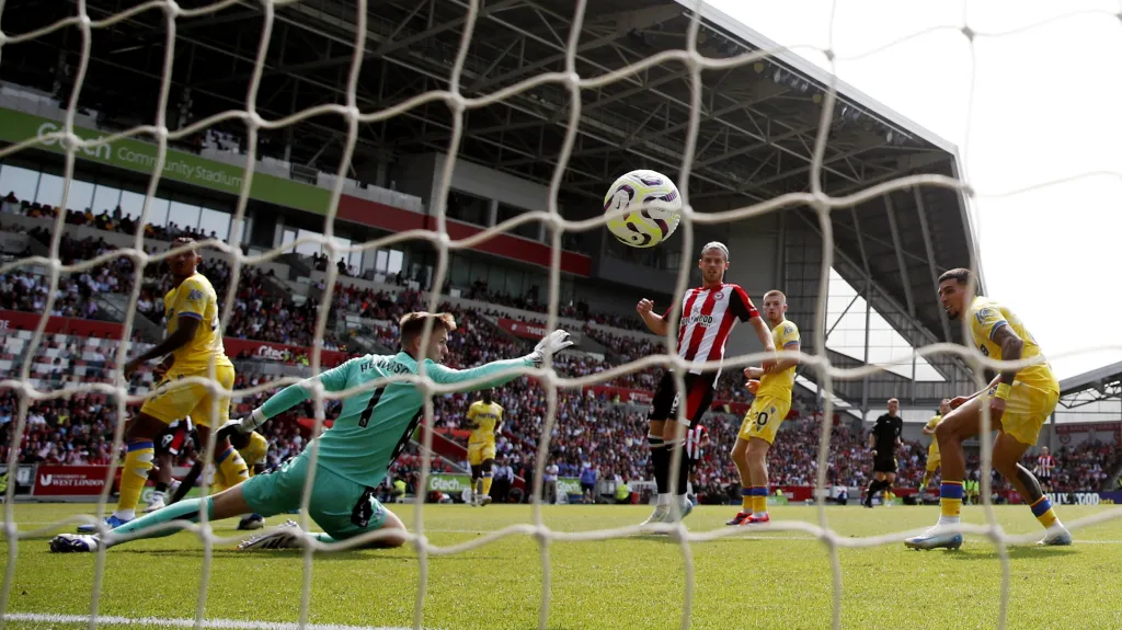 Mbueno dává první gól Brentfordu v zápase s C. Palace