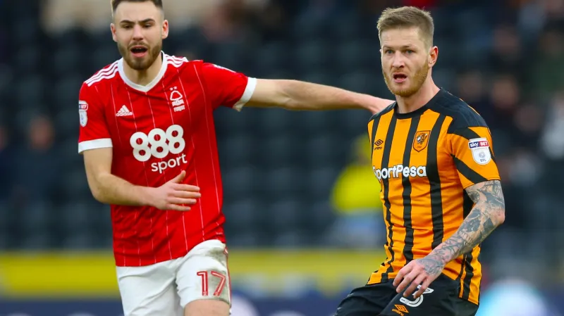 Ondřej Mazuch v dresu Hullu (vpravo) v utkání s Nottinghamem