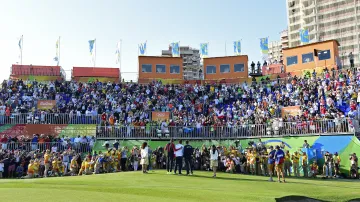 Publikum aplaudijící medailistům v hledišti u závěrečné jamky