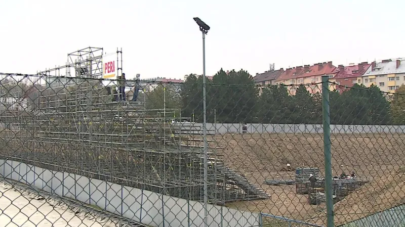 Za Lužánkami rostou tribuny