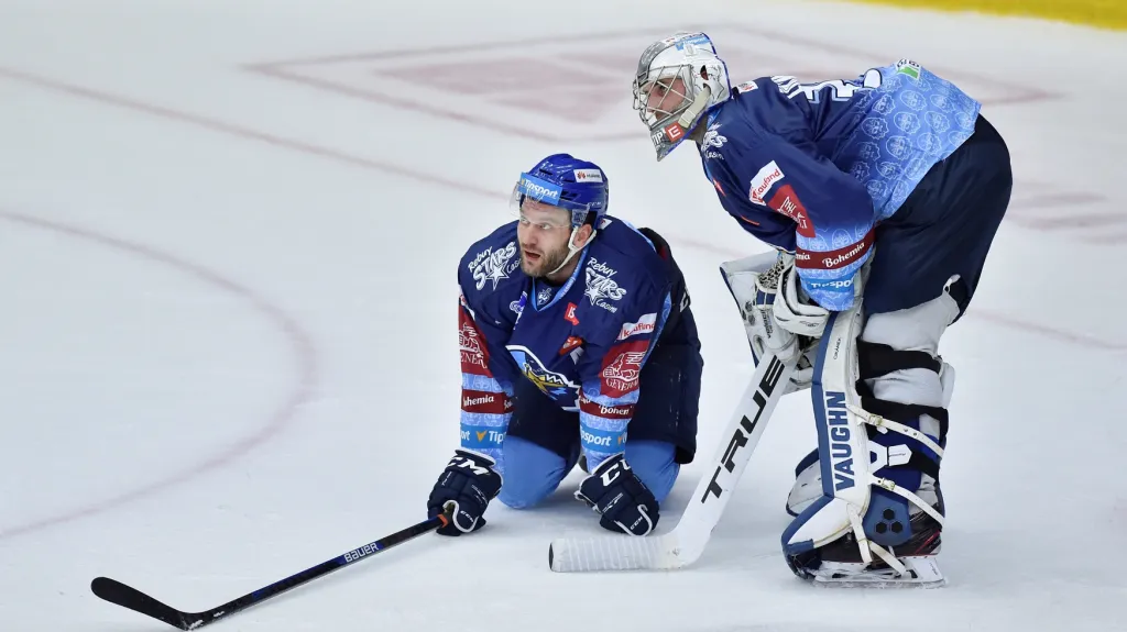 Obránce Kladna Michal Barinka s gólmanem Lukášem Cikánkem