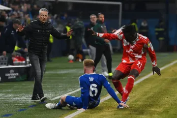 Trenér Olomouce Tomáš Janotka sleduje utkání s Mohučí