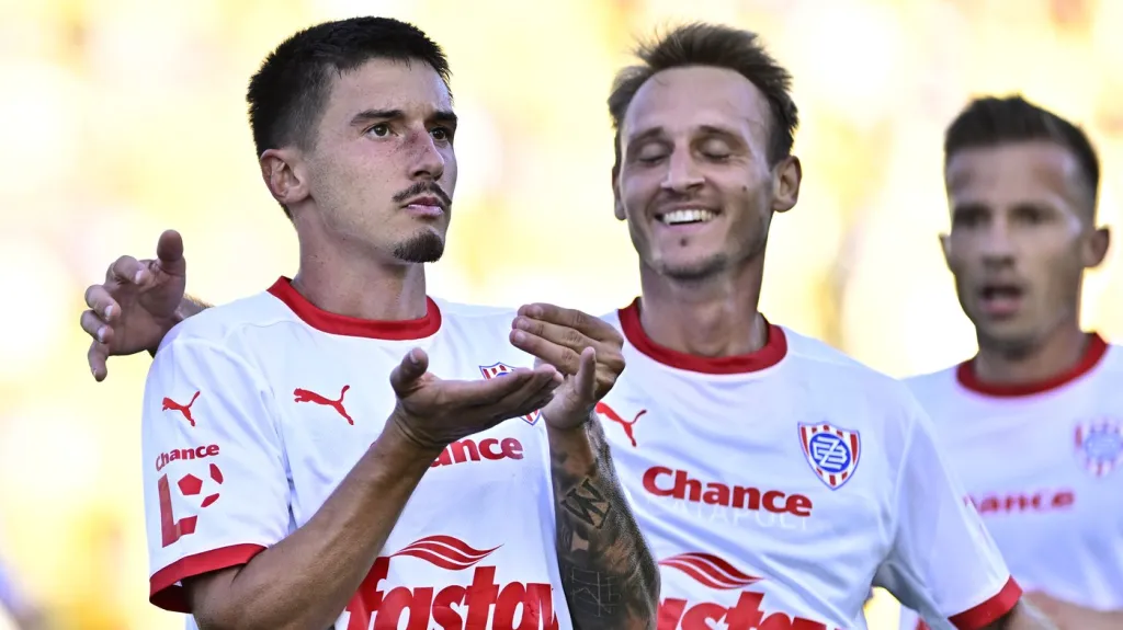 Antonín Vaníček z Brna oslavuje gól v brance Teplic