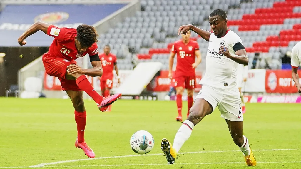 Kingsley Coman z Bayernu střílí na branku Frankfurtu