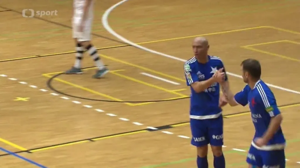 Brazilec Melo ze Slavie se raduje z branky