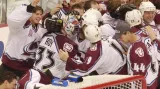Patrick Roy se raduje s Coloradem ze zisku Stanley Cupu v roce 2001