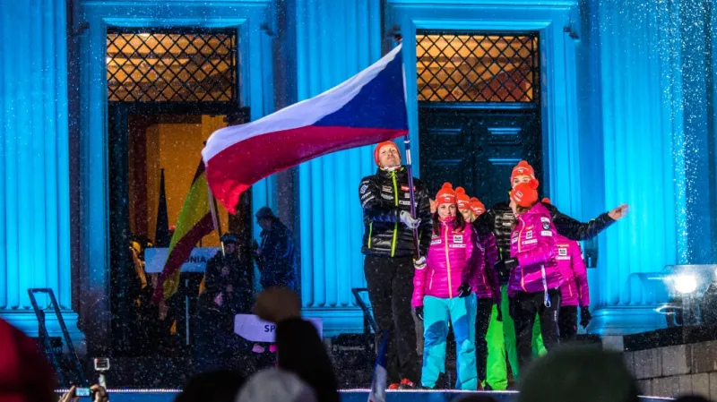 Vlajkonoš Ondřej Moravec přivádí český tým při slavnostním zahájení MS v Oslu